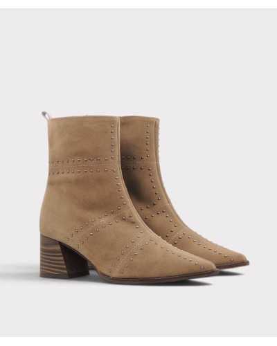 Par de botines topo con tachas en tres cuartos, con punta afilada