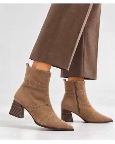 Botines Dibia topo con tachas puestos, con pantalón ancho de vestir marrón