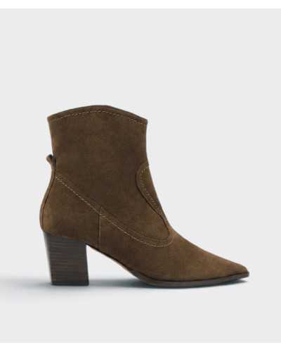 Botín cowboy Dibia de serraje color cuero, vista lateral con pespunte claro y tacón efecto madera