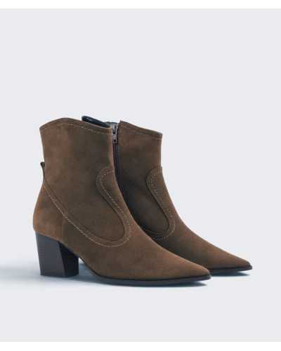 Par de botines cowboy de serraje cuero en tres cuartos, con cremallera interior