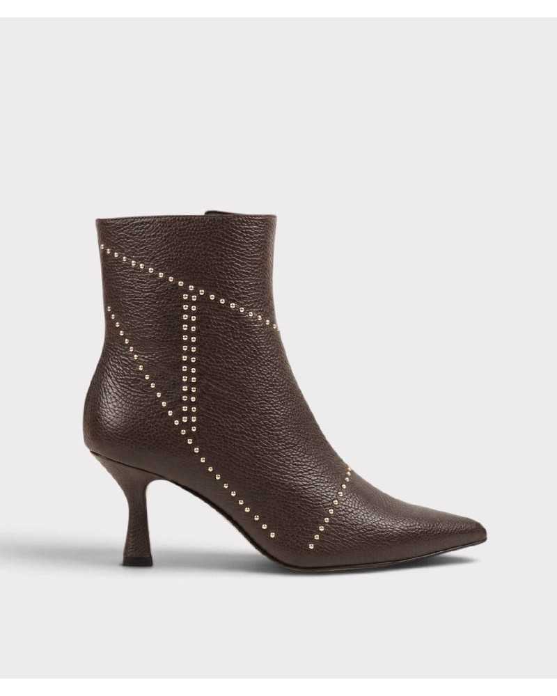 Botín Dibia de piel granulada marrón chocolate con tachas doradas, vista lateral con tacón de 7 cm
