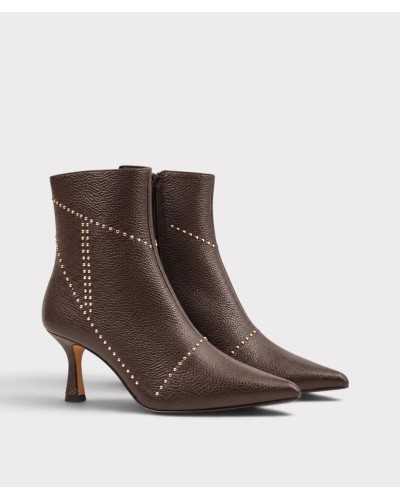 Par de botines de piel chocolate con tachas en tres cuartos, con punta afilada