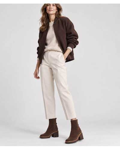 Mujer con botines Ezzio chocolate, pantalón crudo de pinzas, jersey crudo y cazadora bomber marrón