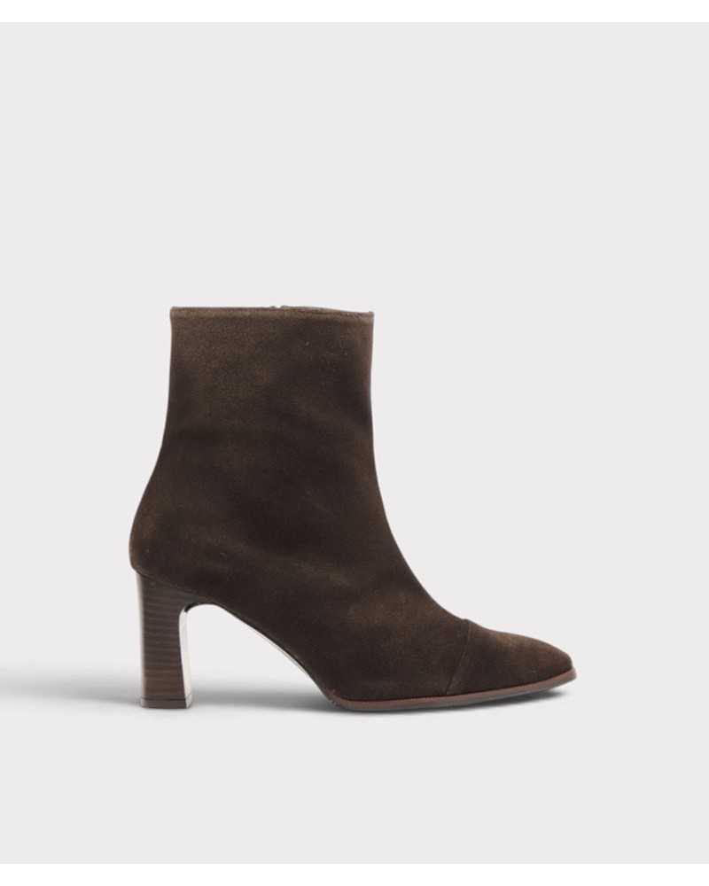 Botín Joni de serraje marrón chocolate visto de lado, con tacón de 7 cm efecto madera Botín Joni de serraje marrón chocolate visto de lado, con tacón de 7 cm efecto madera
