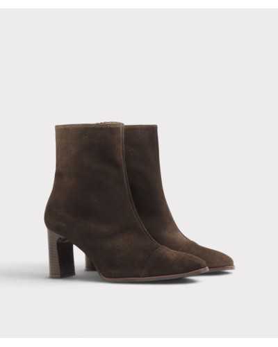 Par de botines de serraje marrón chocolate en vista de tres cuartos