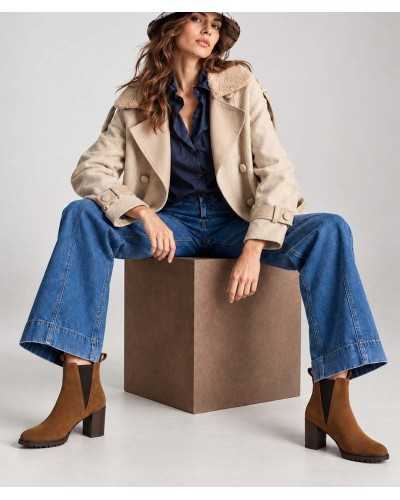 Botín chelsea Joni de serraje camel puesto en modelo, look con vaqueros