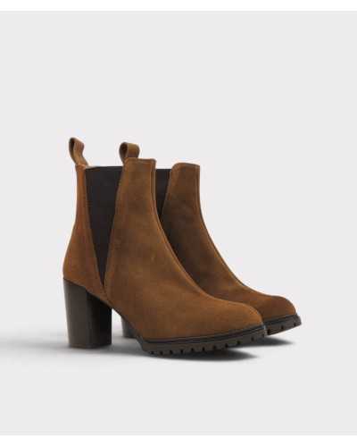 Par de botines chelsea de serraje camel en vista de tres cuartos
