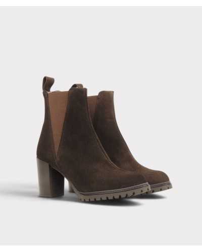 Par de botines chelsea de serraje marrón chocolate en vista de tres cuartos