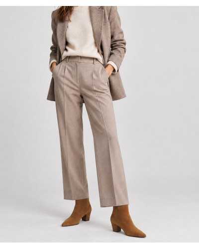 Botín Joni de serraje coñac puesto en modelo, look con pantalón de pinza topo y americana de lana