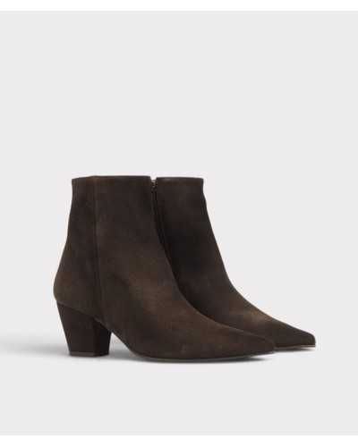 Par de botines de serraje marrón chocolate con la cremallera interior, vista de tres cuartos