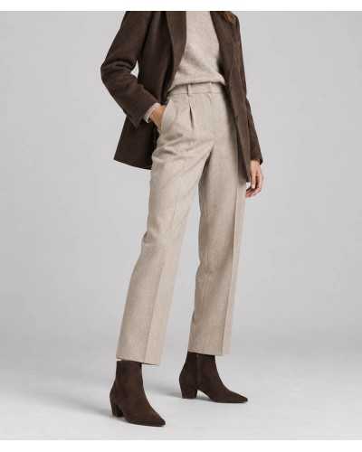 Botín Joni de serraje marrón chocolate puesto en modelo, look con americana marrón y pantalón de pinza claro