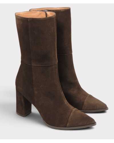 Par de medias botas chocolate de cerca, con la pieza de la puntera y el interior en tono natural