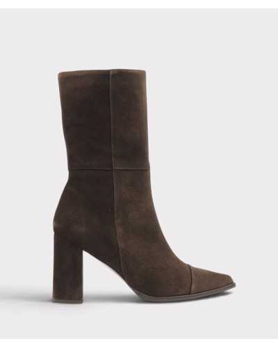 Media bota Joni de serraje marrón chocolate vista de lado, con punta afilada y tacón ancho forrado
