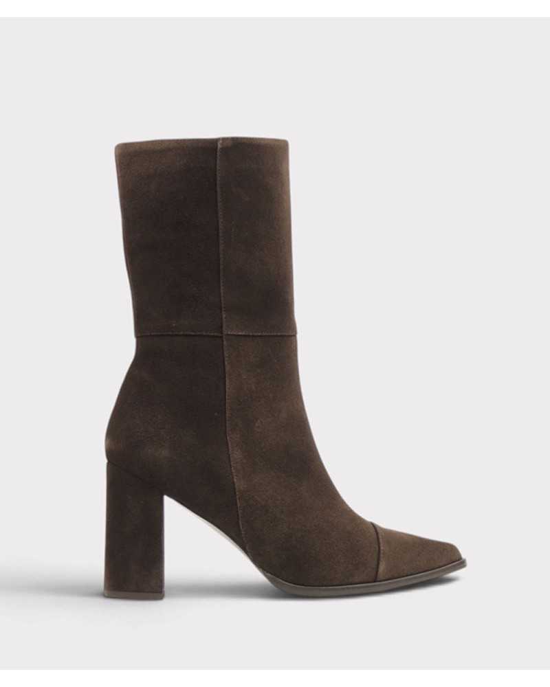 Media bota Joni de serraje marrón chocolate vista de lado, con punta afilada y tacón ancho forrado Media bota Joni de serraje marrón chocolate vista de lado, con punta afilada y tacón ancho forrado