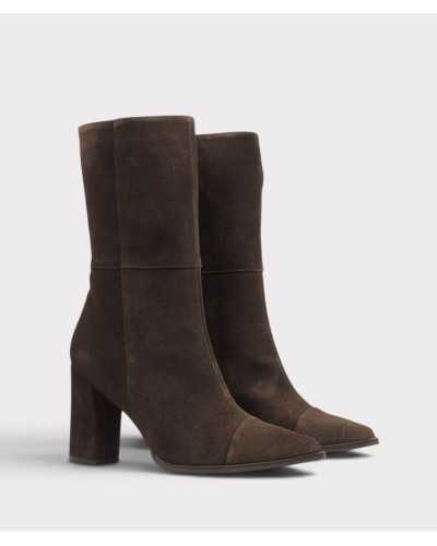 Par de medias botas de serraje marrón chocolate con costuras en la caña, vista de tres cuartos
