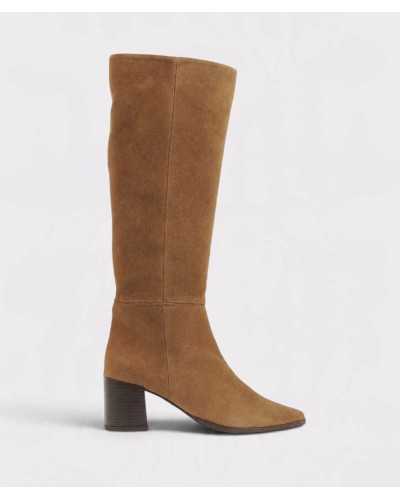 Bota alta de serraje coñac Divina Martina vista de lado, con tacón ancho en tono madera