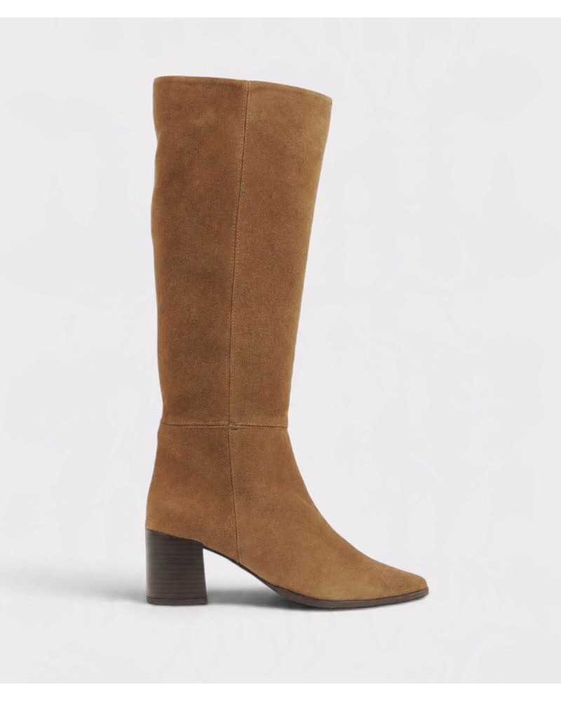 Bota alta de serraje coñac Divina Martina vista de lado, con tacón ancho en tono madera Bota alta de serraje coñac Divina Martina vista de lado, con tacón ancho en tono madera