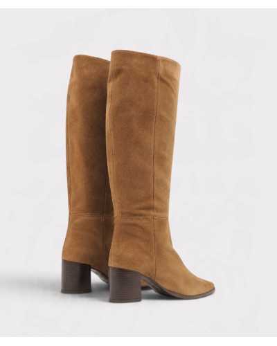 Parte trasera de las botas altas de serraje coñac con tacón ancho de 6 cm