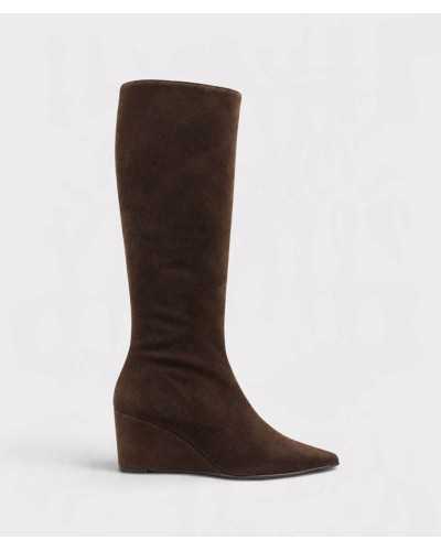 Bota alta Dibia de serraje chocolate con cuña de 7 cm y punta afilada, vista lateral