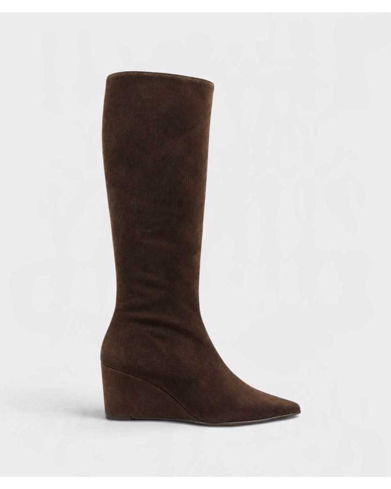 Bota alta Dibia de serraje chocolate con cuña de 7 cm y punta afilada, vista lateral