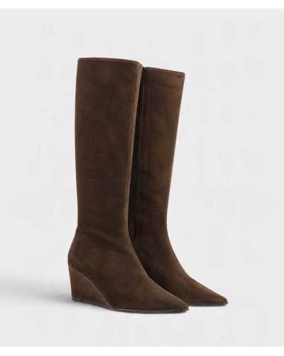 Par de botas altas de cuña en serraje chocolate en tres cuartos, con cremallera interior