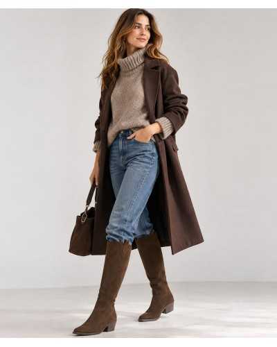 Bota cowboy Joni de ante marrón chocolate puesta en modelo