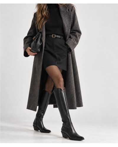 Bota cowboy alta Joni de napa negra puesta en modelo