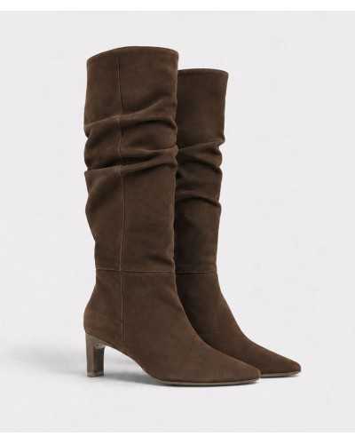 Par de botas altas arrugadas Joni en ante chocolate con tacón kitten de 6 cm