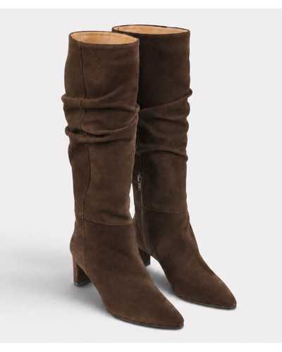 Botas altas arrugadas Joni en ante chocolate con punta afilada, vista frontal