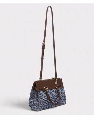 Bolso satchel Liu Jo de denim azul colgado de su correa marrón regulable