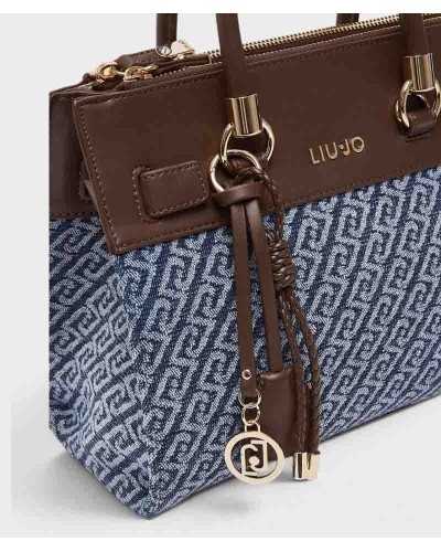 Detalle del logo dorado y el colgante de cordón trenzado con medallón del bolso Liu Jo