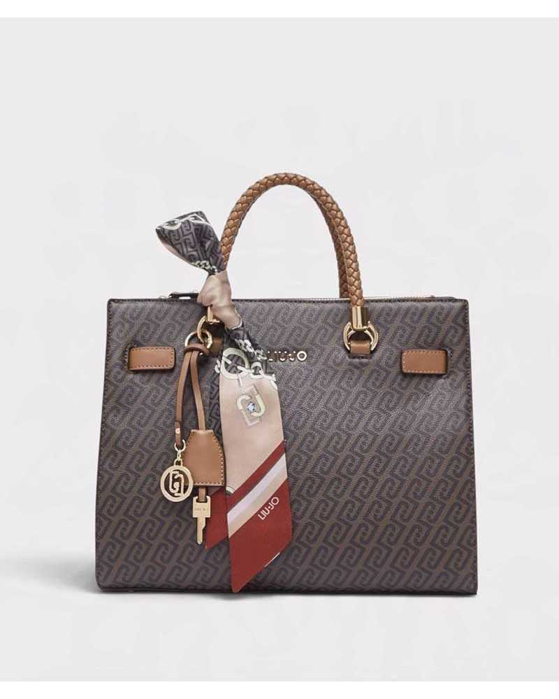 Bolso tote mediano Liu Jo marrón con monograma, asas trenzadas camel y pañuelo, vista frontal