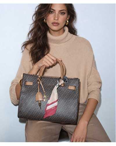 Bolso tote Liu Jo marrón con monograma puesto en modelo