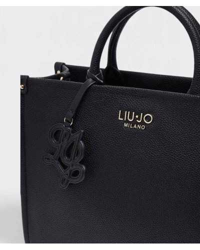 Detalle de la placa Liu Jo Milano y el charm LJ negro del bolso tote