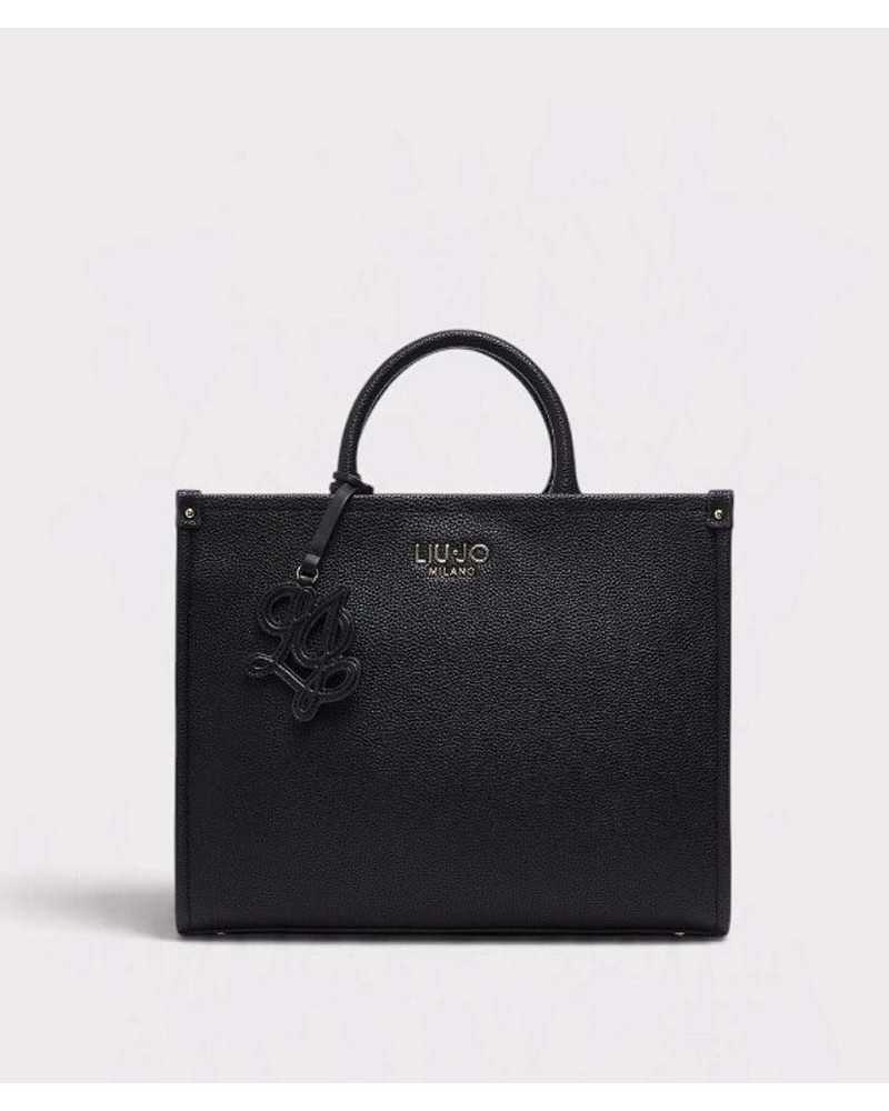 Bolso tote mediano Liu Jo negro granulado con placa dorada y charm LJ, vista frontal