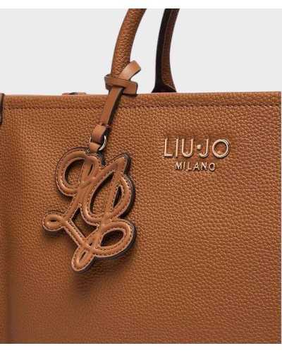 Detalle de la placa Liu Jo Milano y el charm LJ del bolso tote color cuero