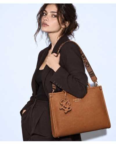 Bolso tote Liu Jo color cuero puesto en modelo, al hombro con su correa