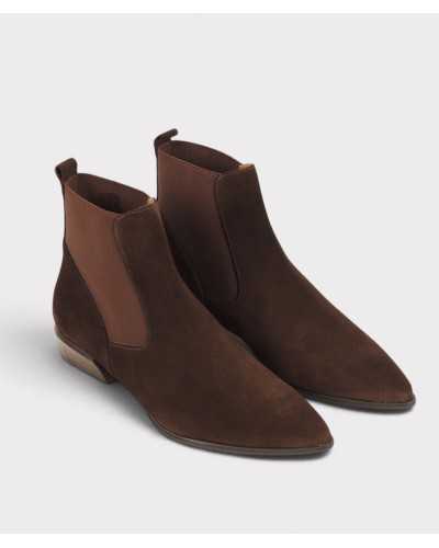 Par de botines camperos marrón chocolate de frente, con elástico marrón a juego