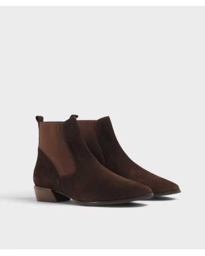 Par de botines camperos de serraje marrón chocolate con punta fina, en tres cuartos