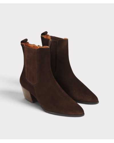 Vista frontal del par de botines cowboy de serraje marrón chocolate
