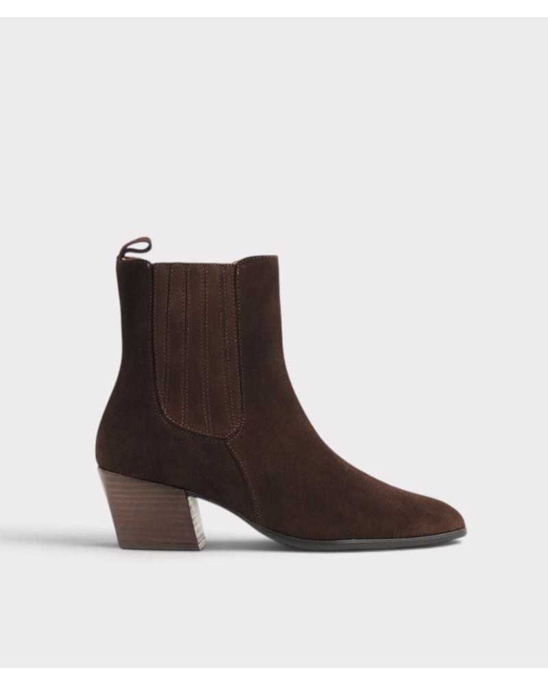 Botín cowboy de serraje marrón chocolate con elástico pespunteado y tacón de bloque efecto madera, vista lateral Botín cowboy de serraje marrón chocolate con elástico pespunteado y tacón de bloque efecto madera, vista lateral