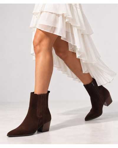 Botín cowboy Divina Martina en serraje marrón chocolate puesto en modelo