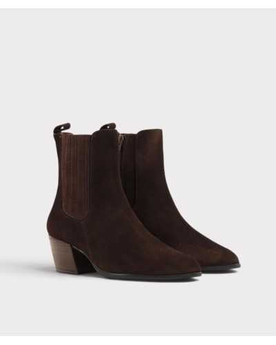 Par de botines cowboy de serraje marrón chocolate con punta fina, en tres cuartos