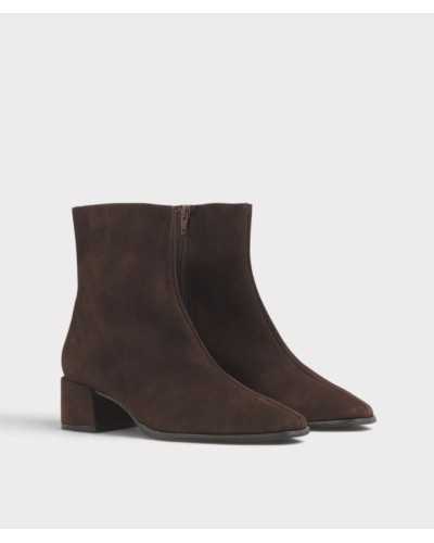 Par de botines de punta cuadrada en serraje marrón chocolate con cremallera interior, en tres cuartos