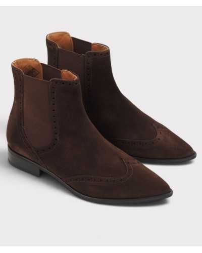 Vista frontal del par de botines chelsea de serraje marrón chocolate con picado inglés
