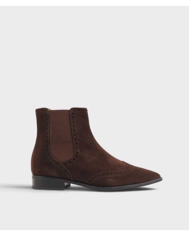 Botín chelsea de serraje marrón chocolate con picado inglés en la puntera y el elástico, vista lateral Botín chelsea de serraje marrón chocolate con picado inglés en la puntera y el elástico, vista lateral