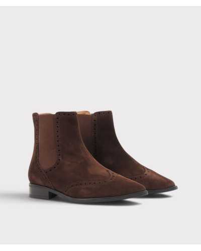 Par de botines chelsea marrón chocolate con punta fina y María picada, en tres cuartos