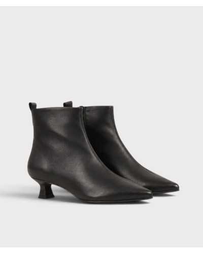 Par de botines de piel negra con tacón kitten, en tres cuartos