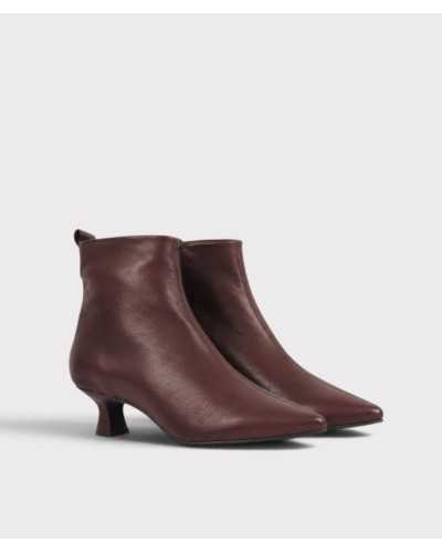 Par de botines de piel burdeos con tacón kitten, en tres cuartos