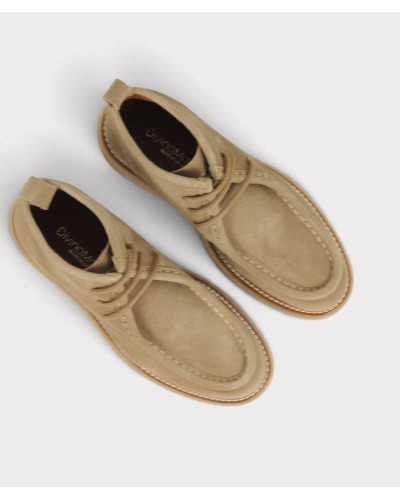 Vista cenital del par de botines beige con la plantilla con el logo de Divina Martina